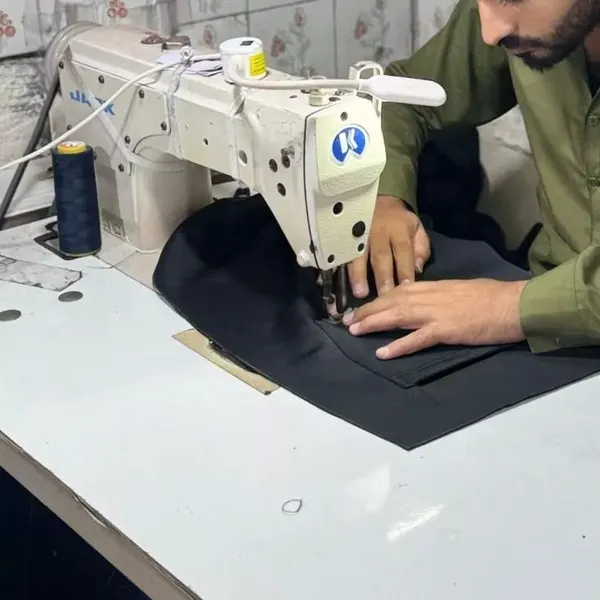دوخت قطعات لباس کار روی چرخ صنعتی